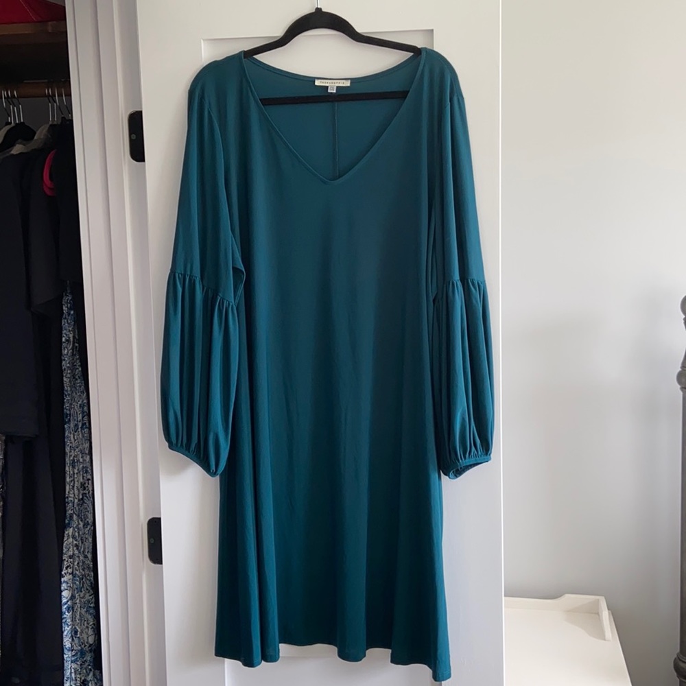 Plus-size emerald bell sleeve dress 24W